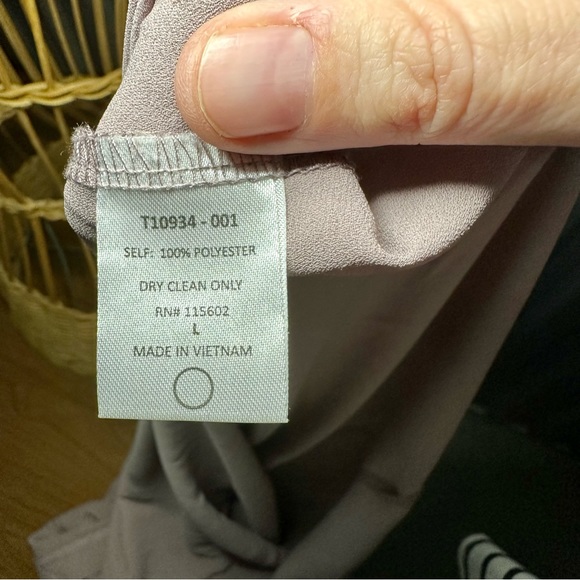All In Favor Pale Purple V-Neck Tunic Blouse size L - Picture 4 of 4